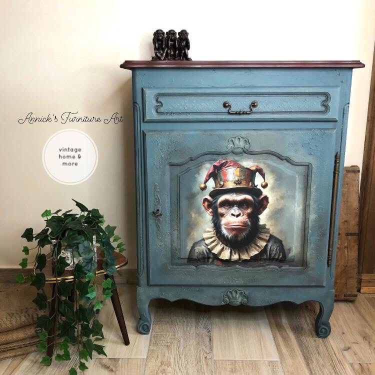 'The King's Fool' - Oakwood Commode