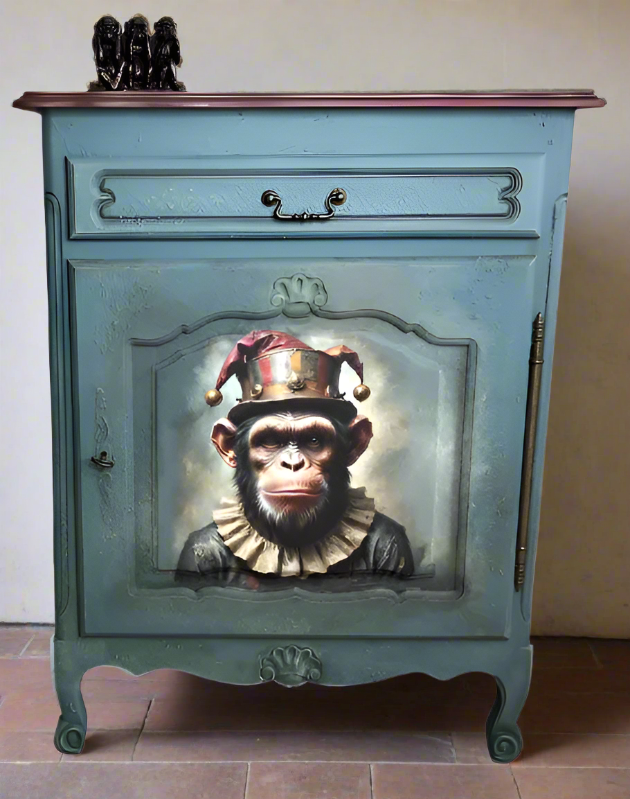 'The King's Fool' - Oakwood Commode
